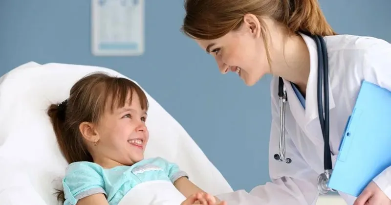 Nếu tình trạng nói lắp kéo dài và nghiêm trọng cần đưa trẻ tới gặp bác sĩ để được hỗ trợ điều trị