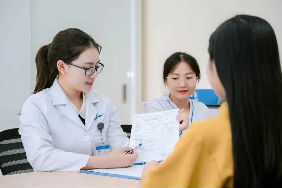 Khi hormone này bất thường kèm theo các biểu hiện đau bụng, mất các dấu hiệu ốm nghén,... bạn cần đi khám để được bác sĩ chuyên khoa tư vấn