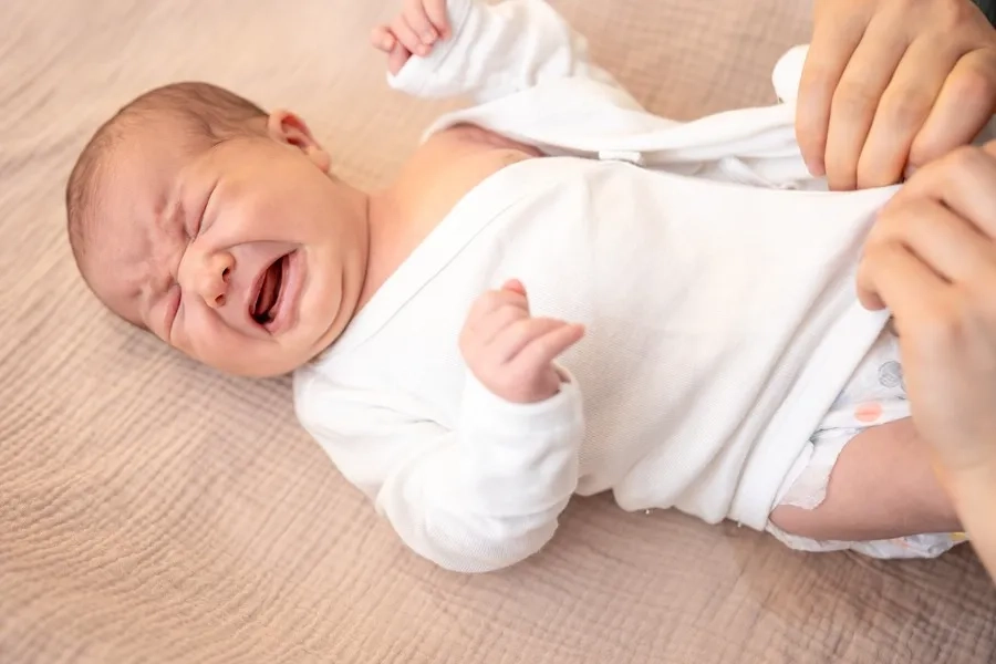 Trẻ bị táo bón thường quấy khóc khi đi tiêu