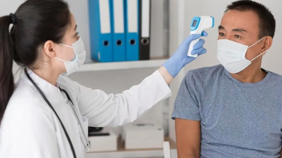 Bạn cần đến khám bác sĩ nếu sốt cao liên tục, khó hạ hoặc sốt trở lại sau khi đã giảm