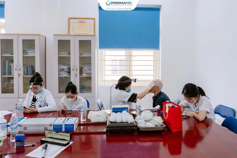 Từ trái tim người thầy thuốc Bệnh viện Đại học Phenikaa mang chăm sóc Y tế đến xã Nội Bài 