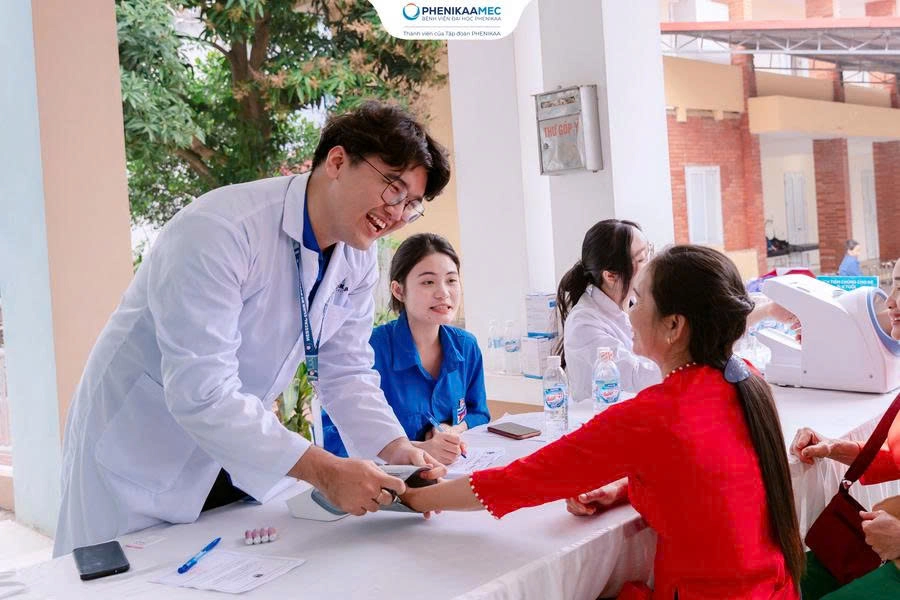 Từ trái tim người thầy thuốc Bệnh viện Đại học Phenikaa mang chăm sóc Y tế đến xã Nội Bài 