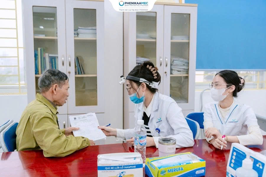 Từ trái tim người thầy thuốc Bệnh viện Đại học Phenikaa mang chăm sóc Y tế đến xã Nội Bài 