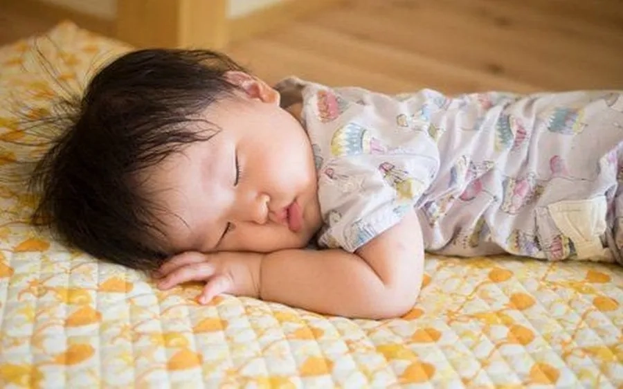 Trẻ mệt mỏi có thể cảnh báo biến chứng thần kinh do bệnh tay chân miệng