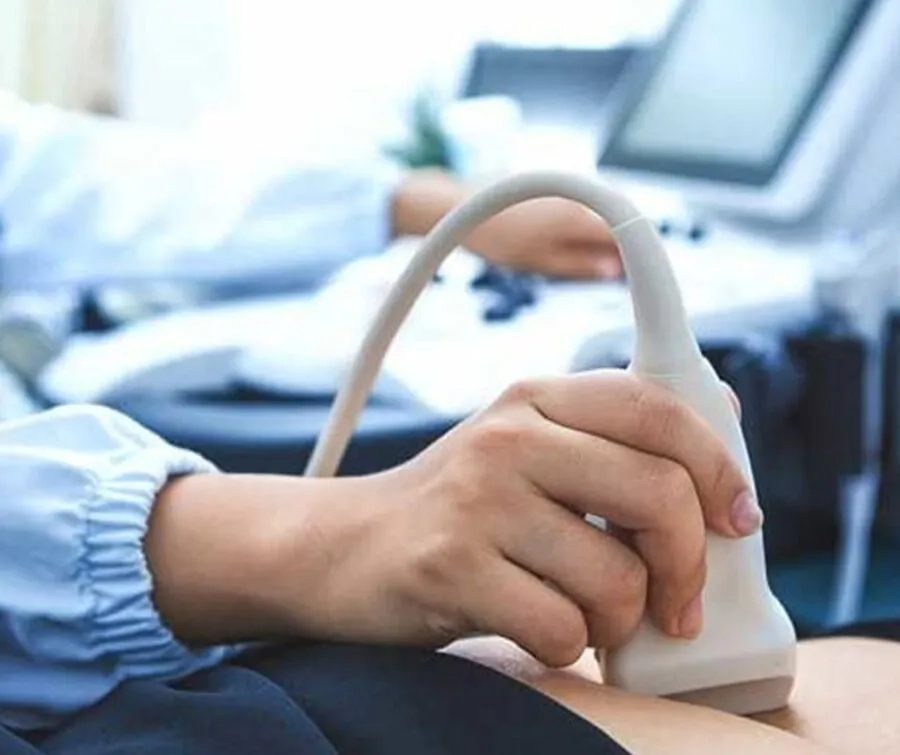 Siêu âm tim thai sử dụng sóng siêu âm để khảo sát chi tiết cấu trúc và hoạt động của tim thai nhi