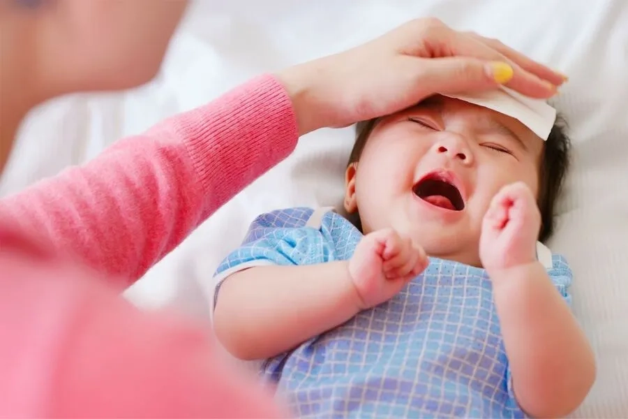 Trẻ sốt cao không hạ, quấy khóc, khó chịu