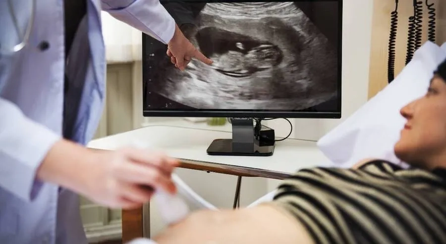 Bác sĩ sẽ sử dụng đầu dò siêu âm đặt trên vùng bụng để khảo sát tim thai