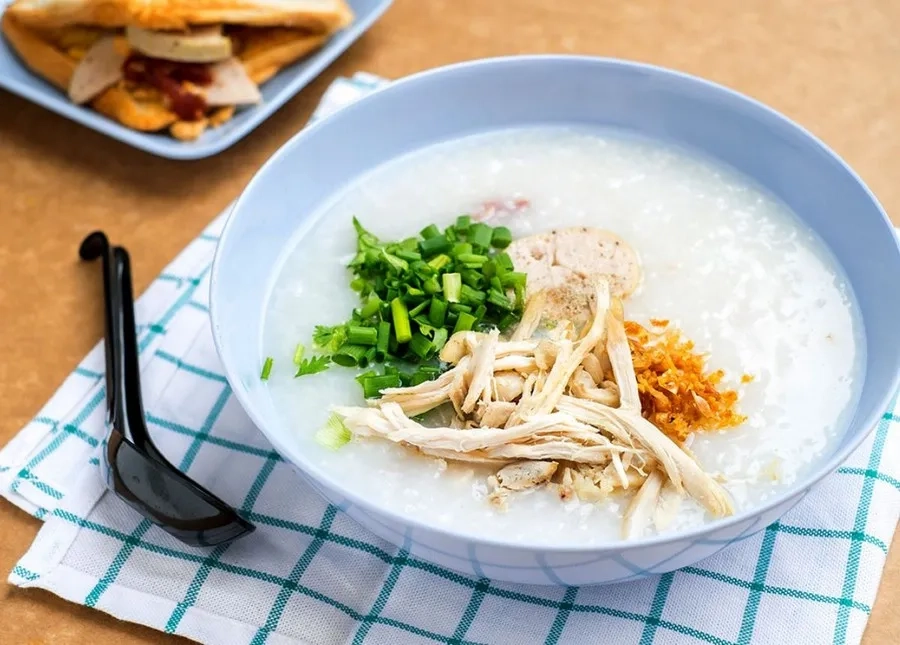 Cháo là thực phẩm mềm, dễ tiêu phù hợp với trẻ mắc tay chân miệng