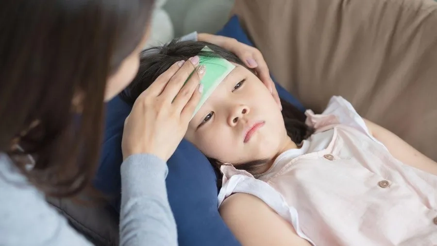 Trẻ có biểu hiện sốt cao, mệt mỏi, li bì cần nhập viện ngay để được theo dõi và điều trị kịp thời 