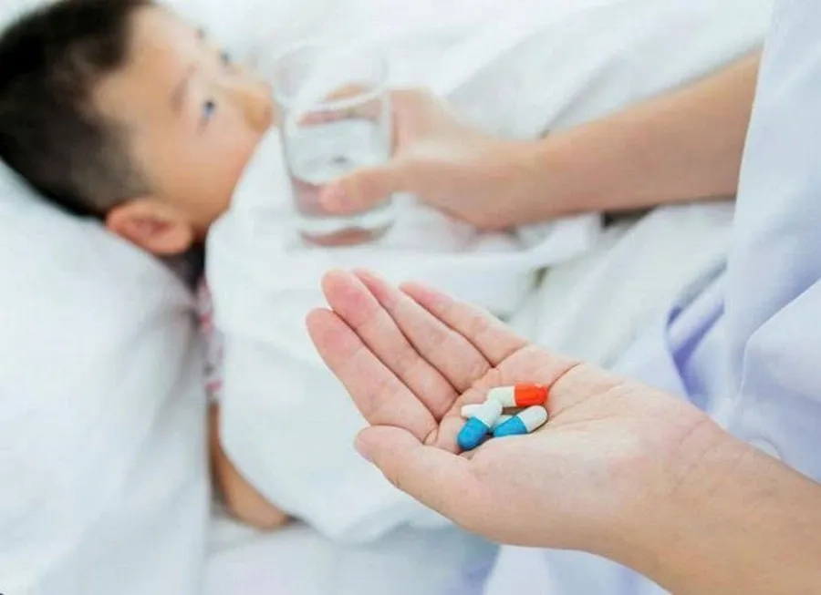 Trẻ cần được hạ sốt đúng cách theo chỉ dẫn của bác sĩ chuyên khoa