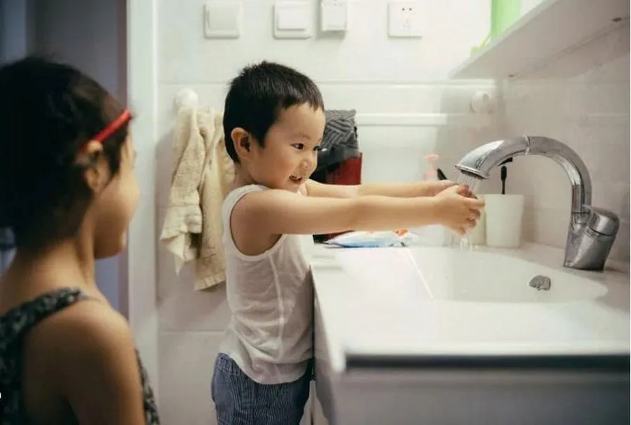 Trẻ nên rửa tay thường xuyên bằng xà phòng để tránh lây lan virus