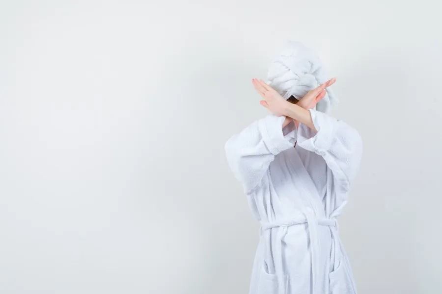 Bạn không nên đứng hoặc ngâm mình quá lâu trong nước