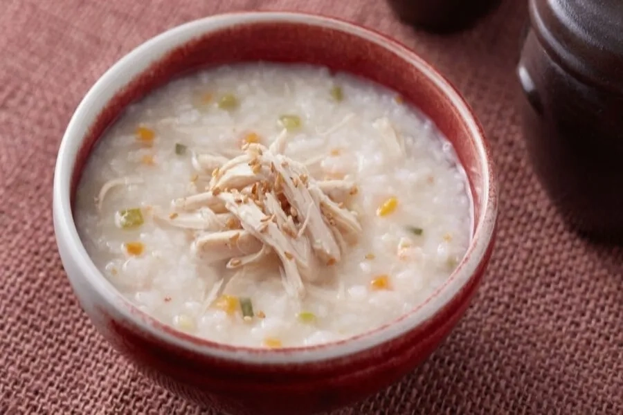 Cháo gà là gợi ý bổ sung đạm phù hợp với trẻ bị tay chân miệng