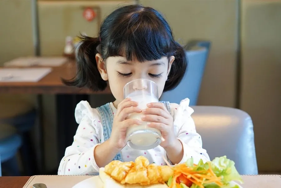 Trẻ nên uống sữa ít đường để giảm đau miệng và bổ sung dinh dưỡng
