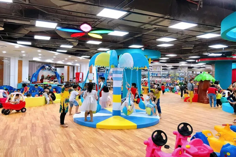 Trẻ bị tay chân miệng không nên chơi nơi đông người để tránh lây lan bệnh