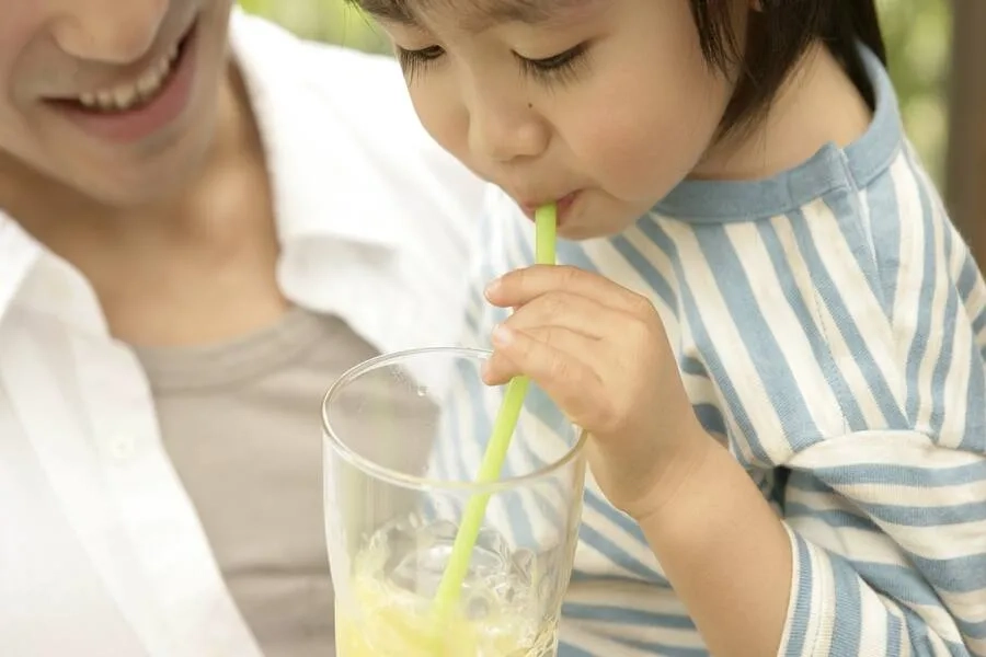 Uống nước ép trái cây giúp tăng cường đề kháng, hỗ trợ trẻ nhanh phục hồi