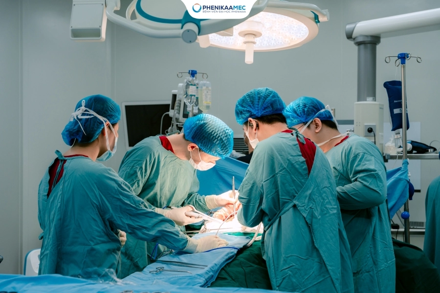 Bệnh viện Đại học Phenikaa phẫu thuật thành công khối u ác tính vùng rốn gan cứu sống người bệnh