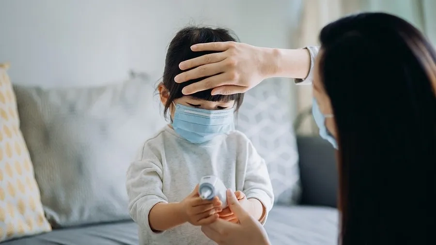 Trẻ sốt cao không hạ cần được bác sĩ chuyên khoa tư vấn và thăm khám kịp thời