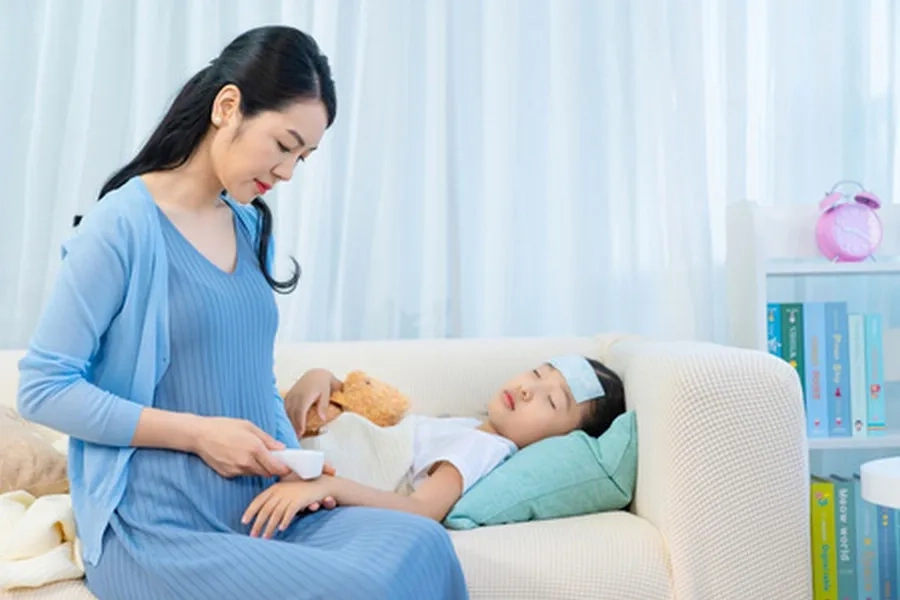 Trẻ cần được theo dõi nhiệt độ thường xuyên theo chỉ dẫn của bác sĩ