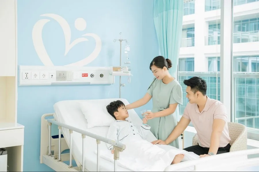 Trẻ cần được nhập viện theo dõi khi có biểu hiện sốt cao không hạ, tay chân tím tái, mỏi mệt