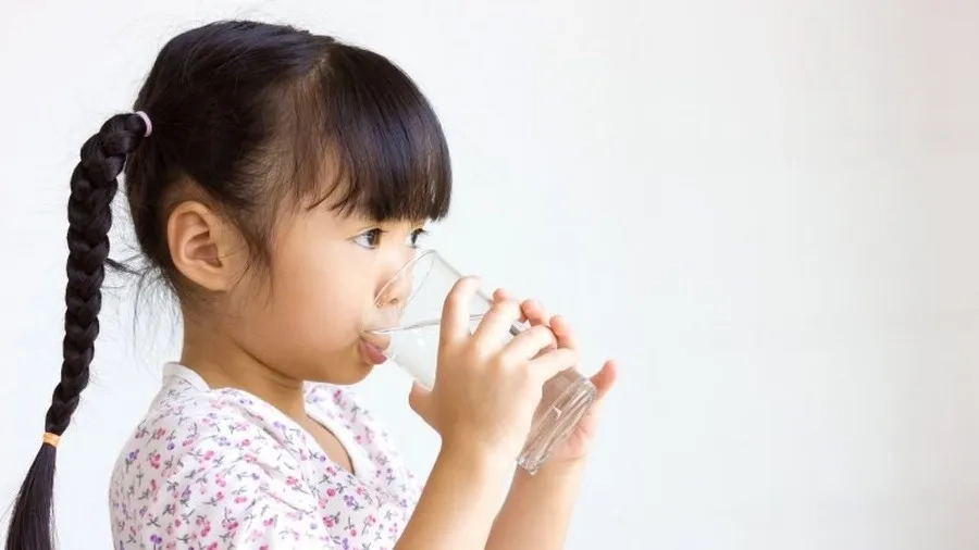 Trẻ cần được bù nước và điện giải để đề phòng mất nước
