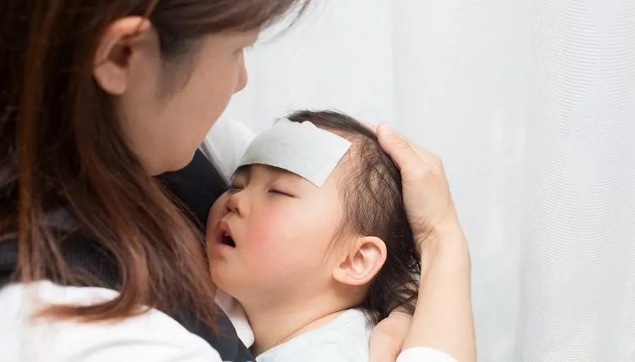 Giai đoạn ủ bệnh trẻ có thể bị sốt nhẹ do virus xâm nhập