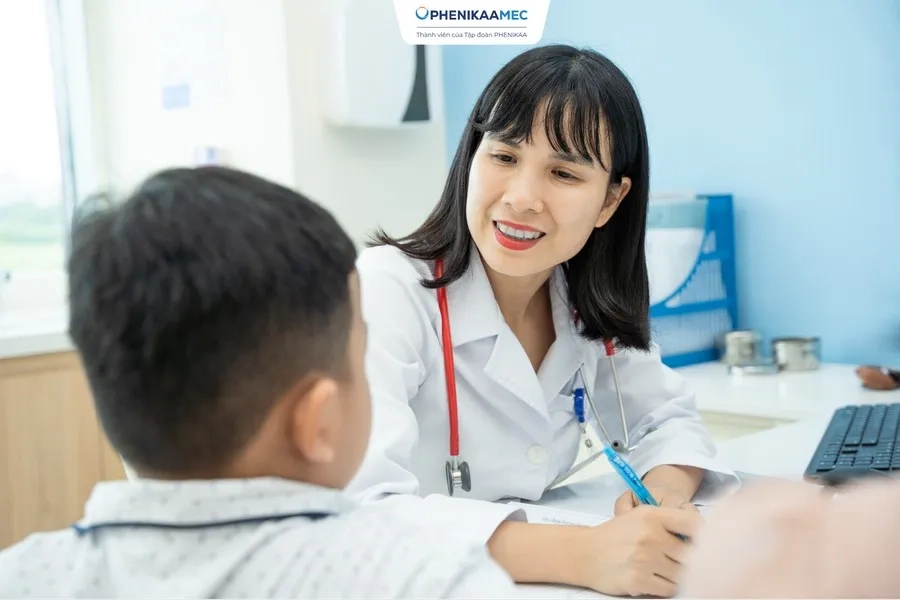 Trẻ sốt cao không hạ cần được thăm khám và điều trị tại cơ sở y tế