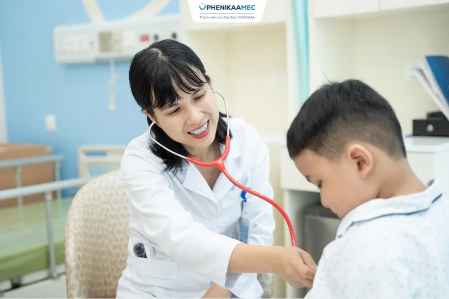 Bác sĩ thăm khám phân biệt bệnh tay chân miệng với các bệnh lý khác