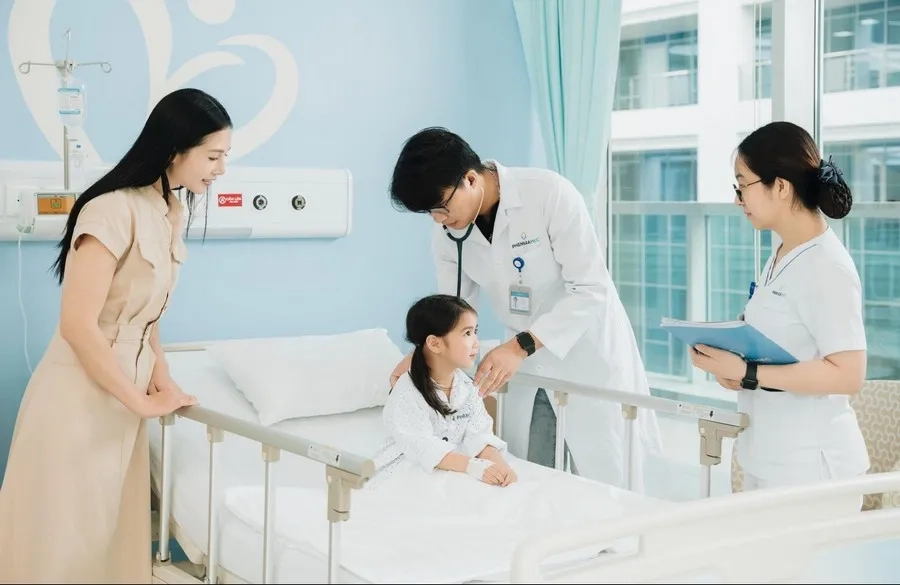 Trẻ có biểu hiện bất thường nên nhập viện để được theo dõi