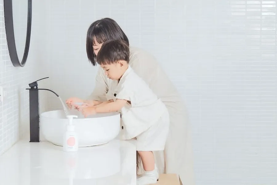 Trẻ cần được vệ sinh sạch sẽ, rửa tay bằng xà phòng tránh lây nhiễm chéo