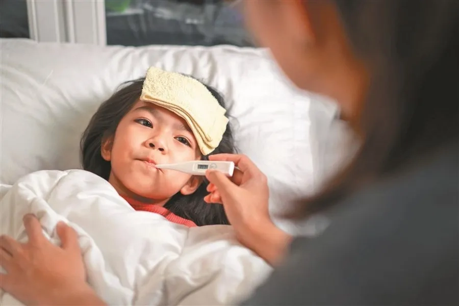 Đa số các trường hợp, sốt là biểu hiện đầu tiên của tay chân miệng