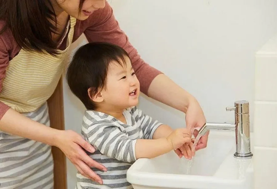 Trẻ cần được vệ sinh đúng cách mỗi ngày 