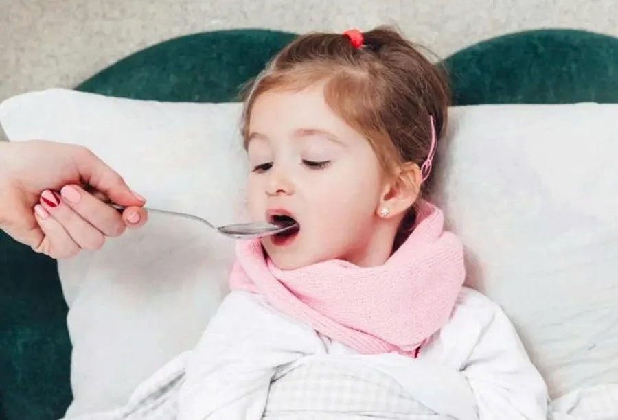 Cho trẻ uống thuốc hạ sốt đúng liều theo chỉ định bác sĩ