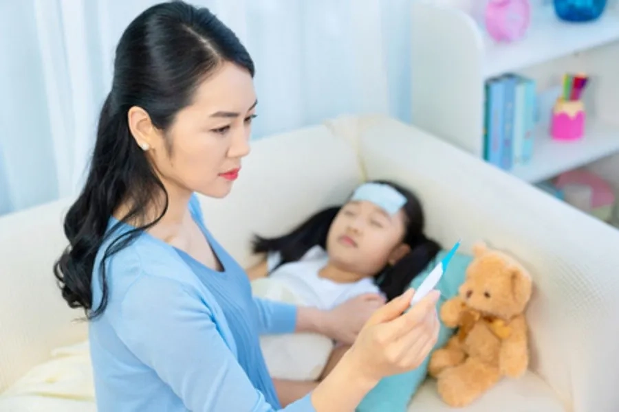 Mẹ nên theo dõi nhiệt độ cho bé thường xuyên và dùng thuốc hạ sốt theo chỉ dẫn của bác sĩ