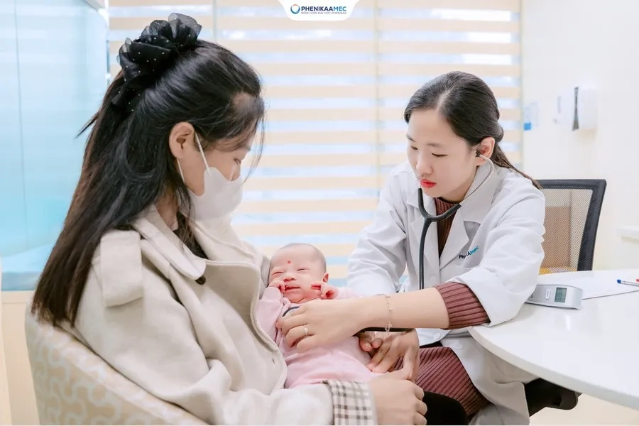 Trẻ cần được thăm khám trước khi thực hiện tiêm chủng