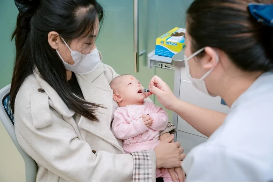 Em bé được uống Rota theo phác đồ của Bộ Y tế