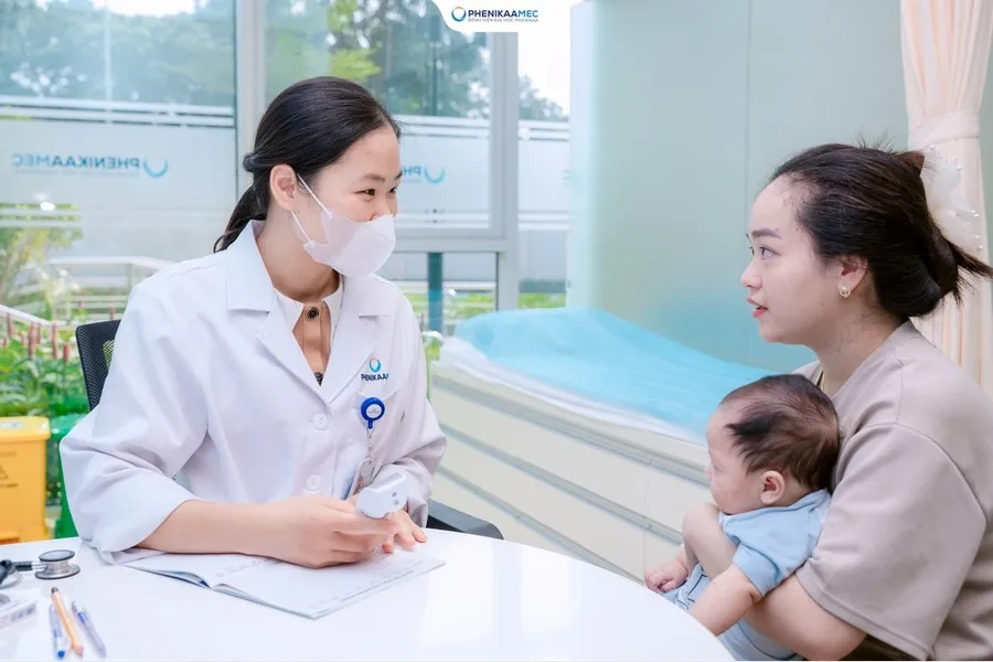 Trẻ cần được theo dõi ít nhất 30 phút tại cơ sở tiêm chủng trước khi ra về