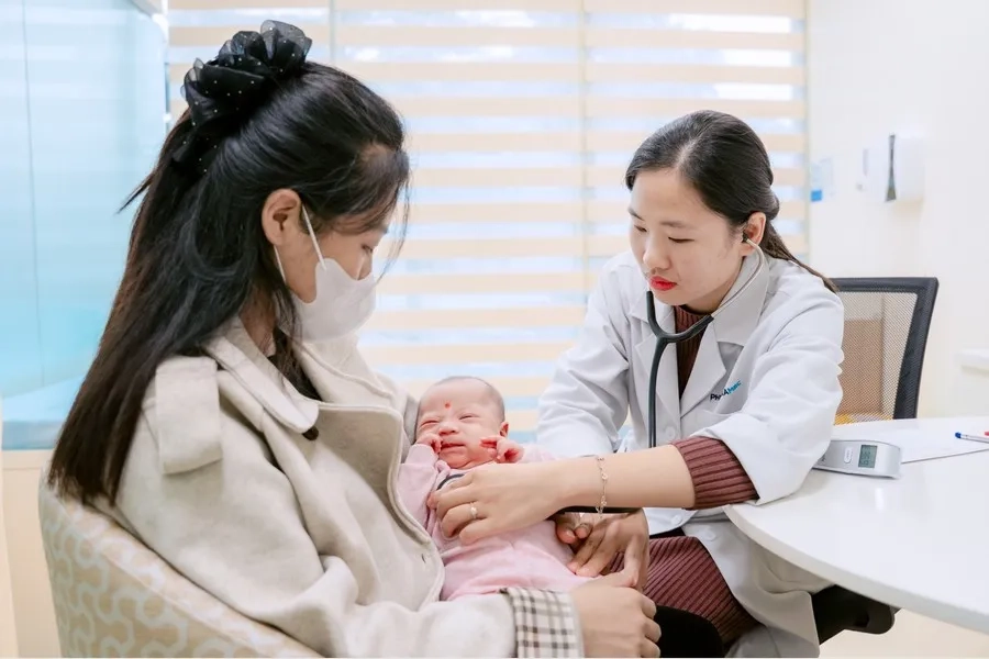 Bác sĩ giàu kinh nghiệm trực tiếp thăm khám sàng lọc trước khi tiêm cho bé