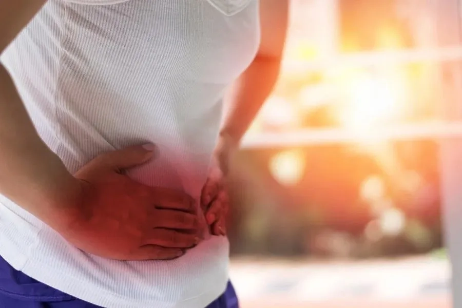 Ung thư đại tràng giai đoạn cuối thường gây đau bụng kéo dài và ngày càng dữ dội