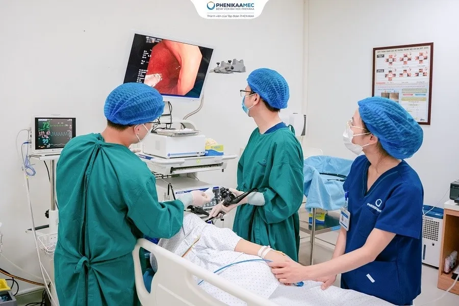 Đội ngũ bác sĩ tại PhenikaaMec thực hiện nội soi nhằm phát hiện sớm ung thư dạ dày, đại tràng