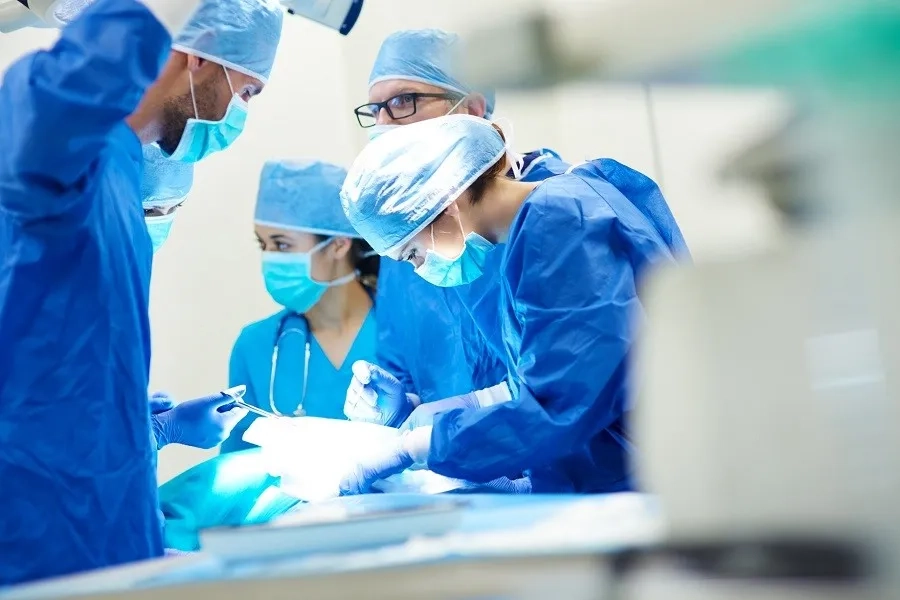 Bác sĩ thực hiện phẫu thuật ung thư đại tràng nhằm loại bỏ khối u và ngăn bệnh tiến triển
