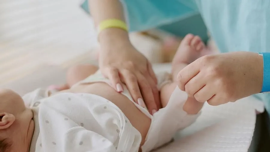 Vệ sinh và giữ khô vùng da quanh hậu môn giúp phòng ngừa hăm tã khi trẻ đi ngoài nhiều