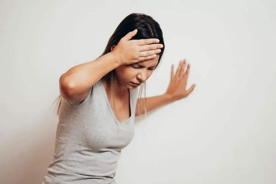 Khó giữ thăng bằng, choáng ngã là dấu hiệu cho thấy hệ thần kinh suy yếu