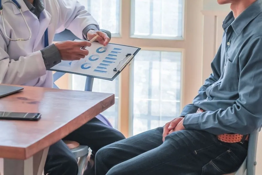 Bạn nên đi khám bác sĩ khi tình trạng giảm ham muốn kéo dài, ảnh hưởng đến đời sống sinh hoạt 