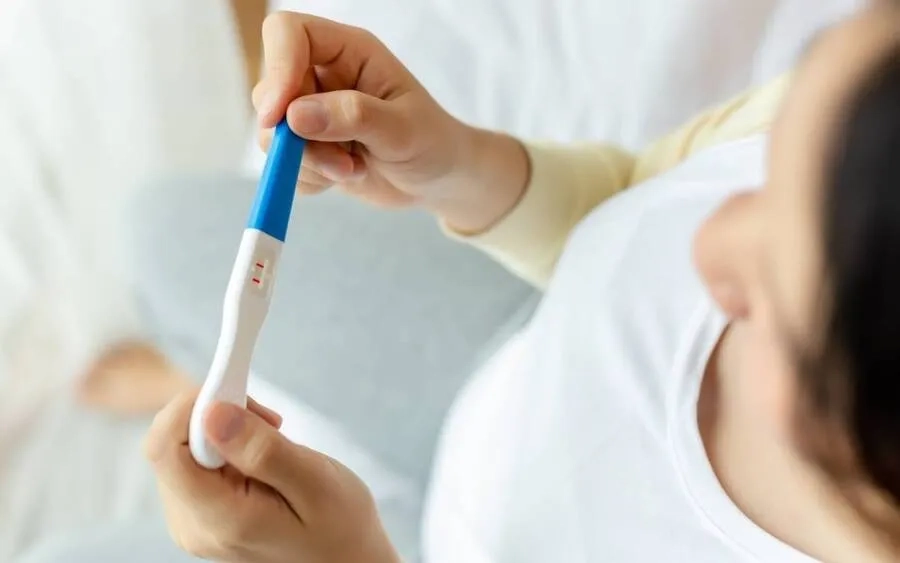 Bạn nên thử thai vào buổi sáng sớm để tăng độ chính xác của kết quả