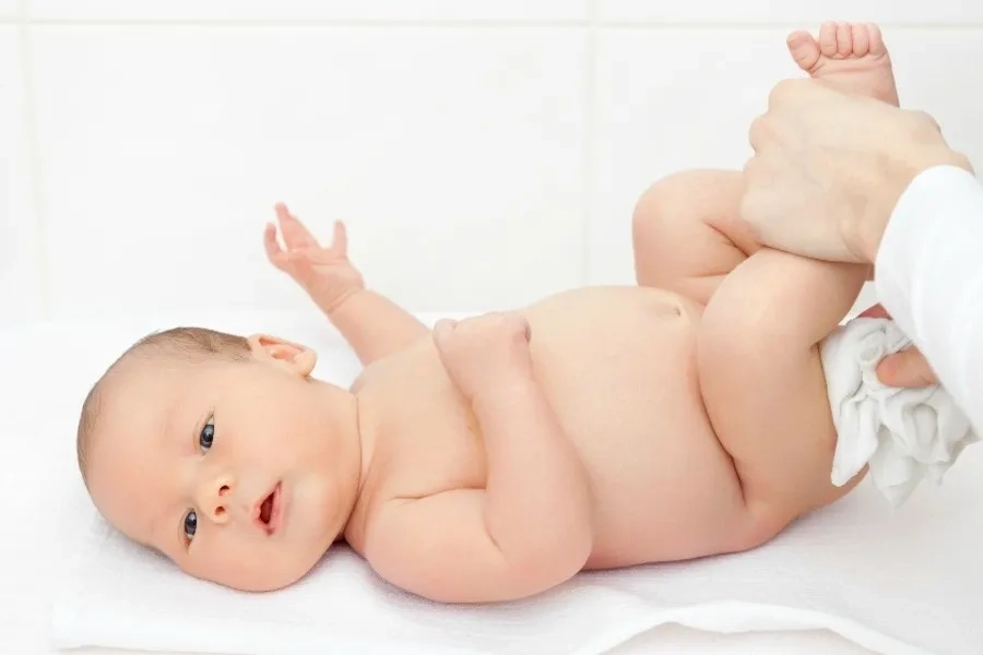 Phân rỉ nhỏ giọt nhiều lần trong ngày là biểu hiện thường gặp ở trẻ sơ sinh bú mẹ