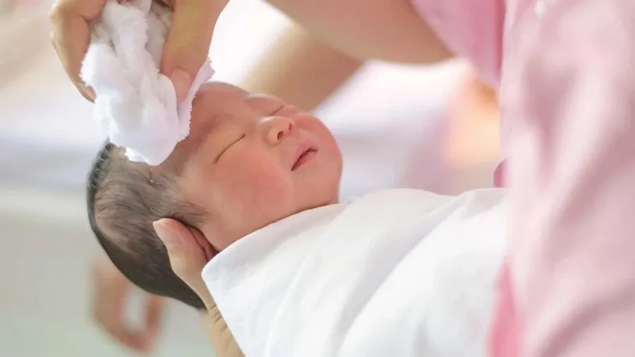 Phụ huynh nên tắm rửa nhẹ nhàng cho bé