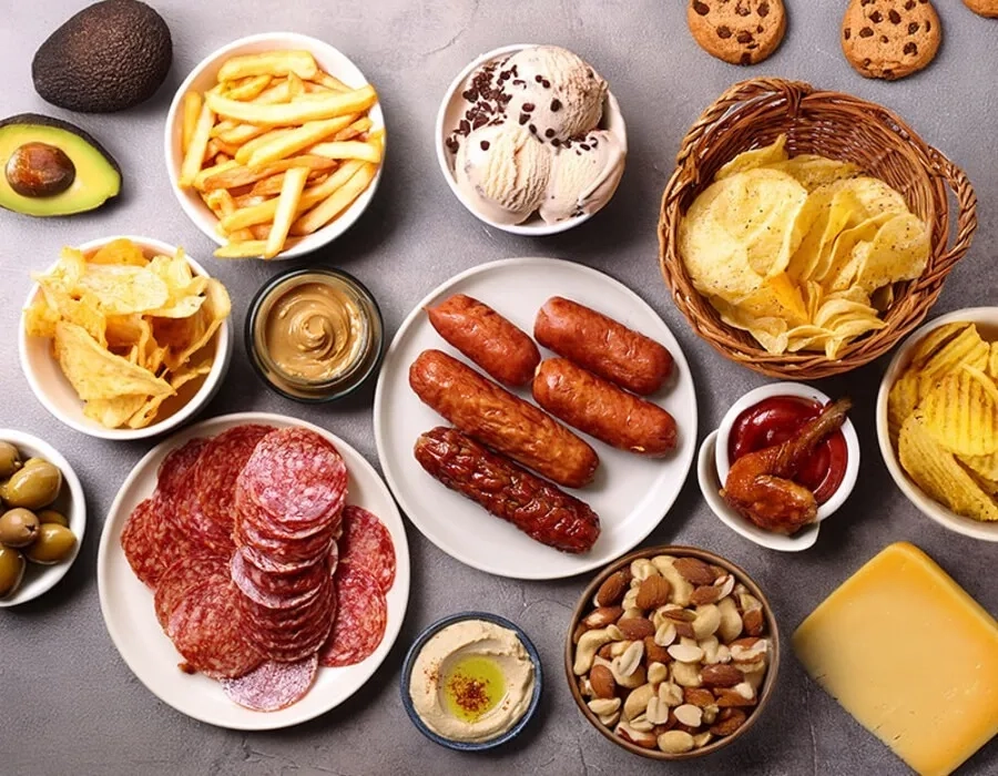 Thực phẩm nhiều dầu mỡ trong chế độ ăn của mẹ có thể ảnh hưởng đến tiêu hóa của trẻ qua sữa mẹ