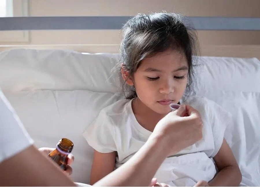 Trẻ cần được uống thuốc hạ sốt theo chỉ dẫn của bác sĩ chuyên khoa