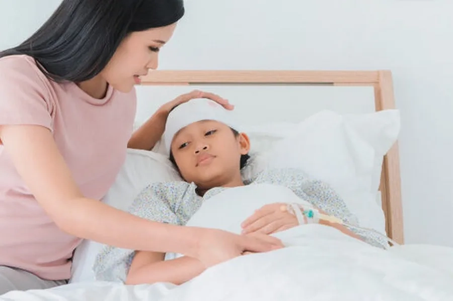 Trẻ mệt mỏi, li bì cần được nhập viện ngay để được bác sĩ điều trị đúng phác đồ